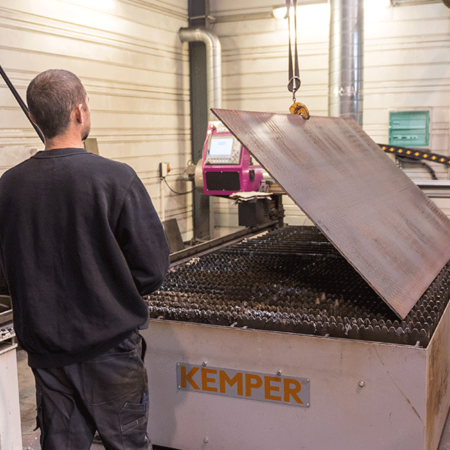 Manutention d'une découple plasma d'une tôle - Atelier de chaudronnerie - AMTI Nantes (44) - Assistance Maintenance Technique Industrielle