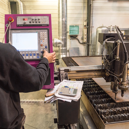 Préparation d'un programme de découpe plasma - Atelier de chaudronnerie - AMTI Nantes (44) - Assistance Maintenance Technique Industrielle